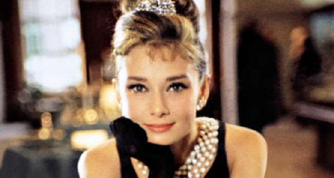 Imagem Com Atriz Audrey Hepburn No Filme Bonequinha De Luxo, Usa Maquiagem Com Delineado Gatinha Bem Marcado